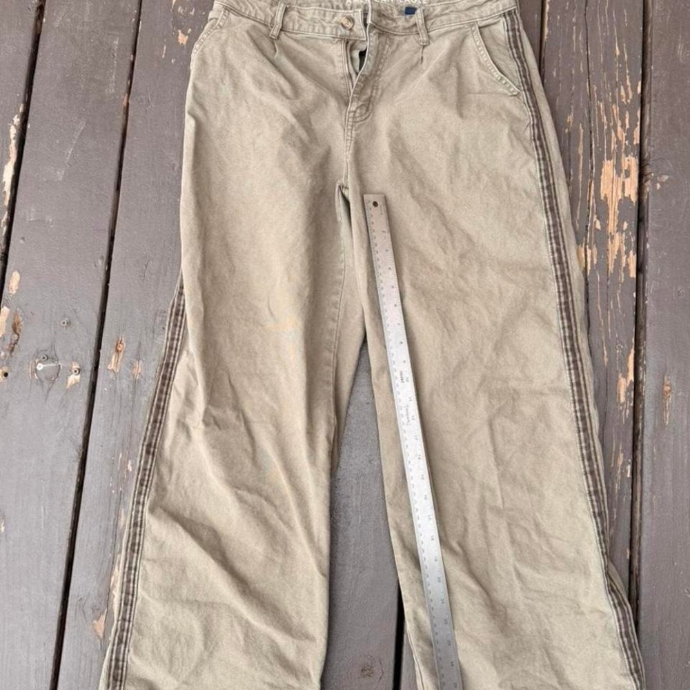 American Eagle khaki cargo pants with black stripe